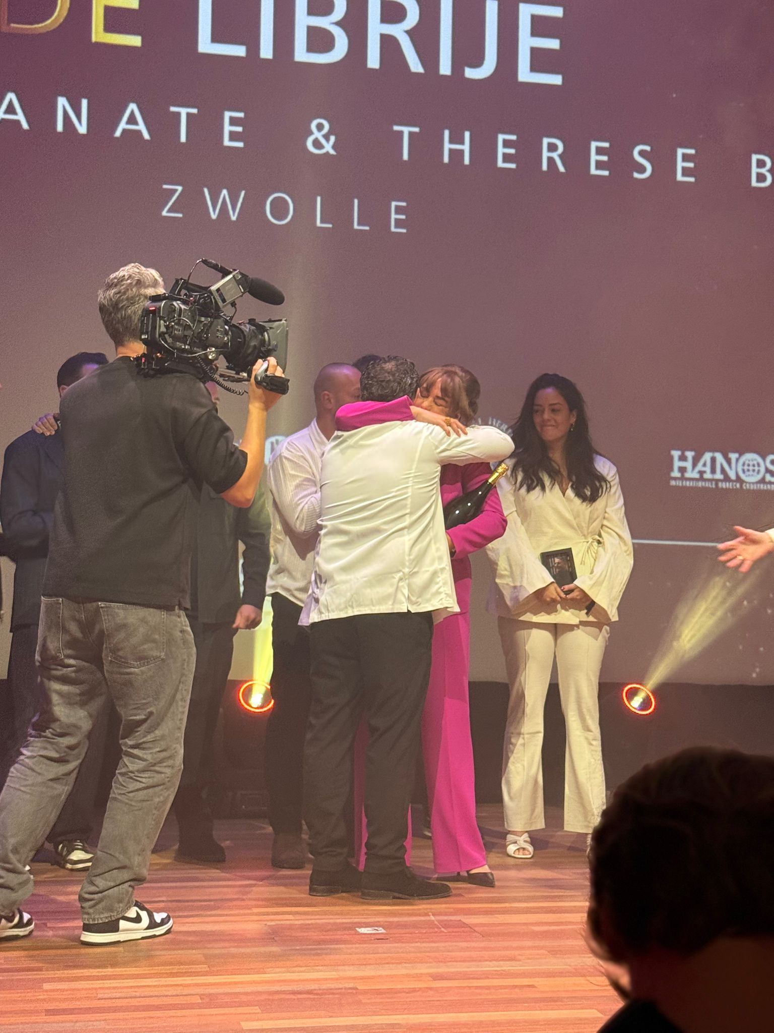 Het team van De Librije op het podium tijdens de Michelinuitreiking